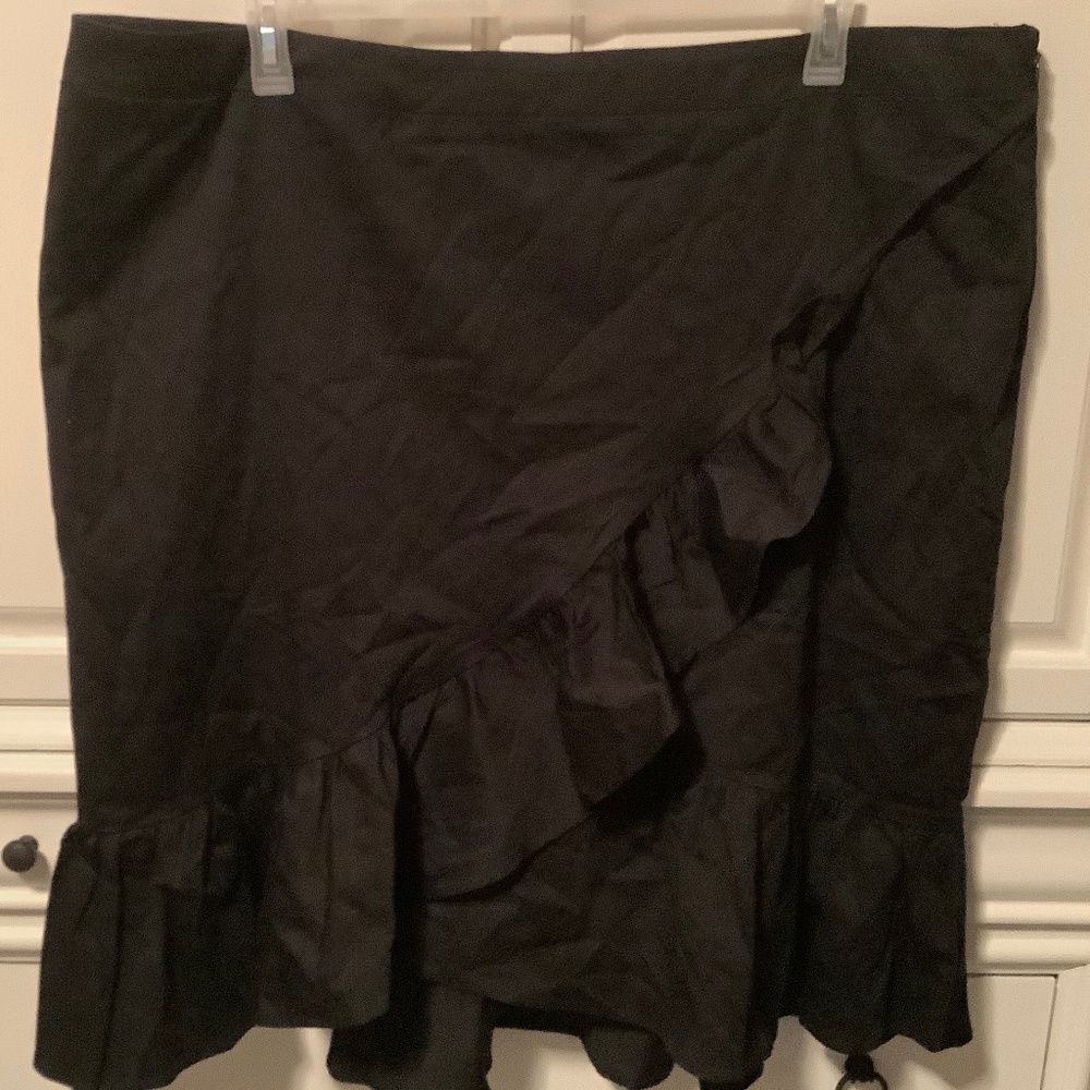 New with tag woman’s Isaac Mizrahi 24W black skirt with ruffle
